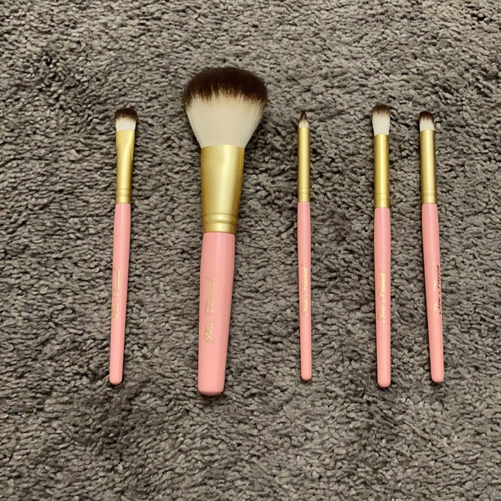 Too Faced Teddy Bear brush set